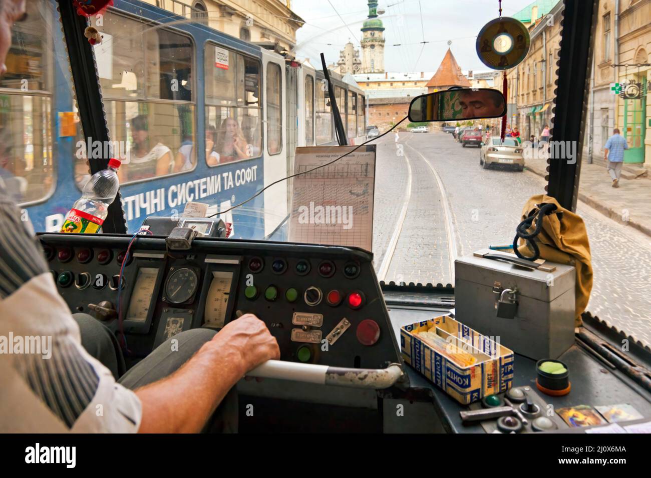 Vue sur le pare-brise du tram, centre-ville de l'viv, Ukraine Banque D'Images