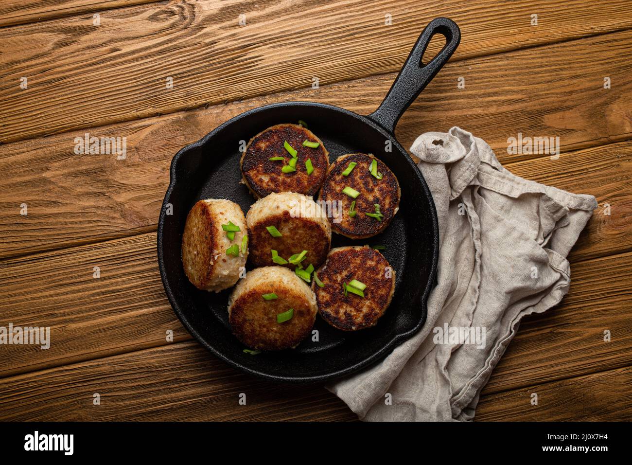 Côtelettes faites maison de poisson, de poulet ou de viande sur poêle à frire en fonte noire Banque D'Images