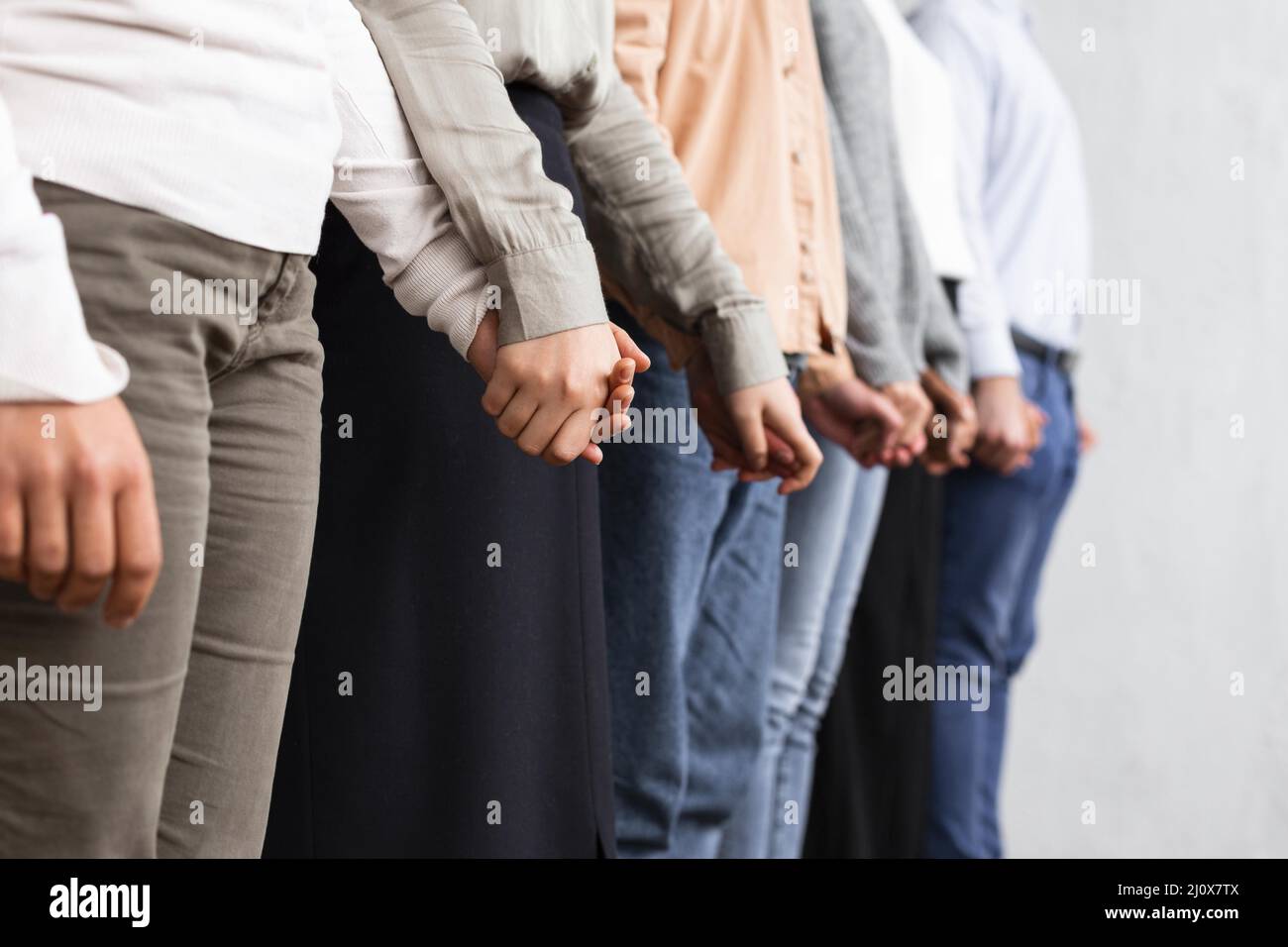 Les personnes qui tiennent une séance de thérapie de groupe de mains. Concept de photo de haute qualité Banque D'Images