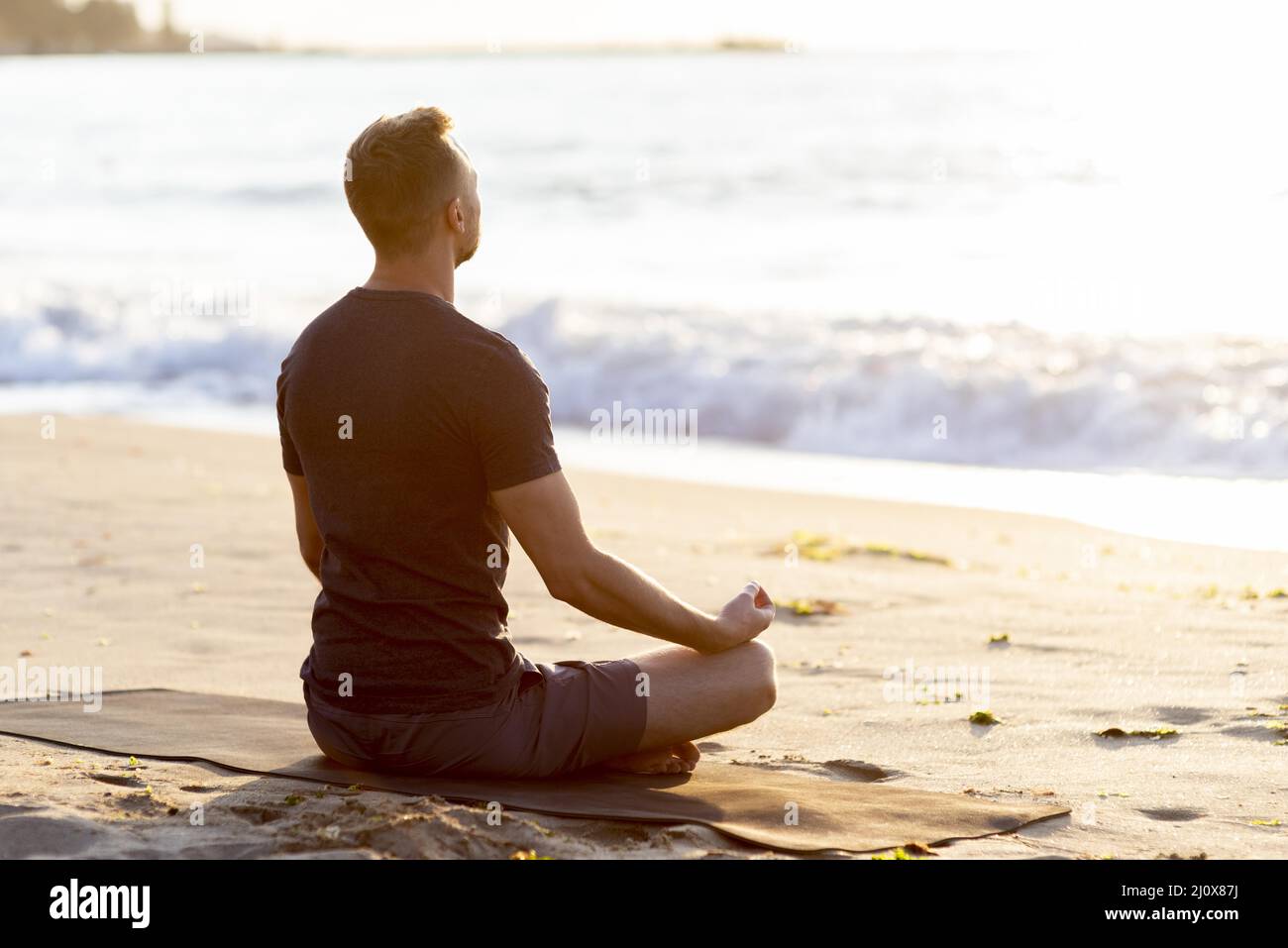 Vue arrière homme relaxant plage à l'extérieur. Concept de photo de haute qualité Banque D'Images