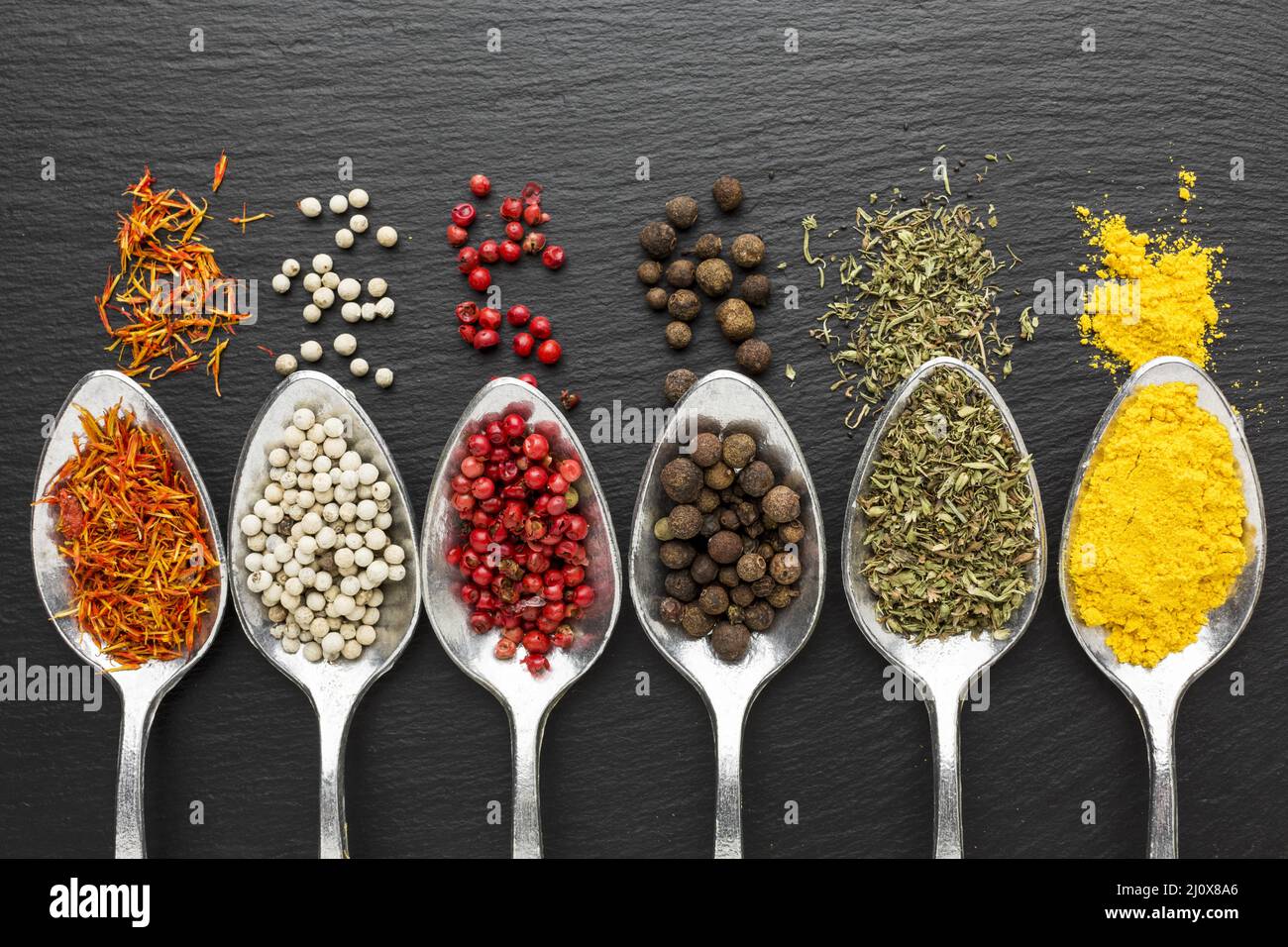 Vue de dessus cuillères avec condiments en poudre. Concept de photo de haute qualité Banque D'Images