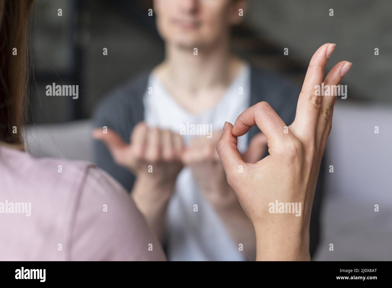 Couple parlant en utilisant la langue des signes Banque D'Images
