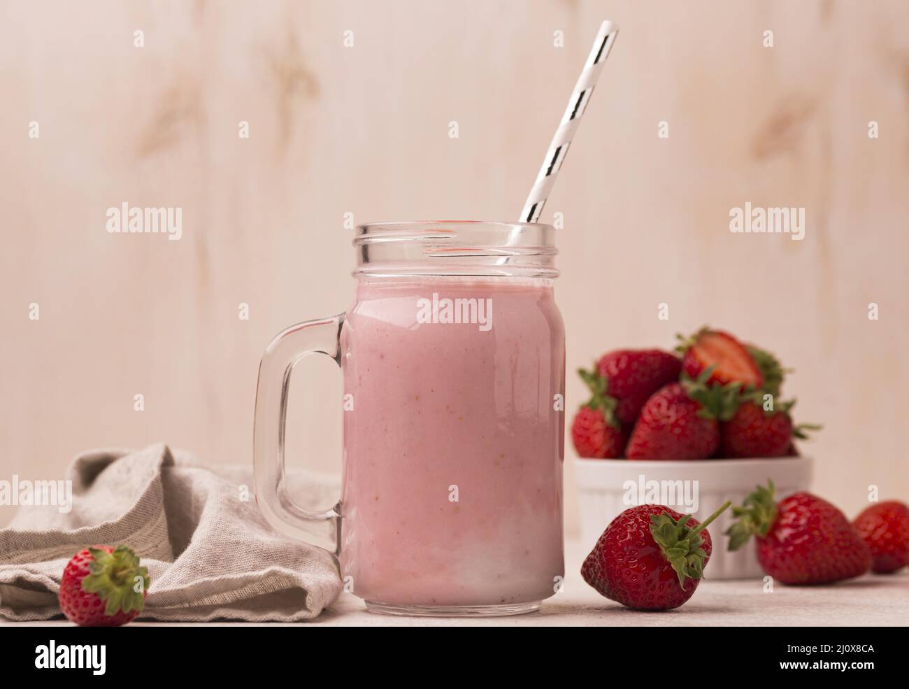 Vue de face Milk-Shake fraise avec paille Banque D'Images