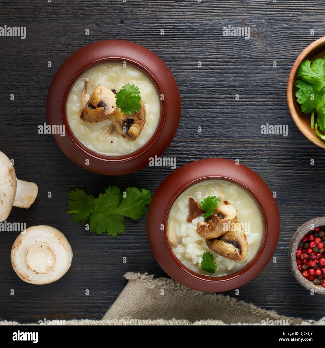 Portion inhabituelle non conventionnelle de risotto aux champignons dans le pot. Porridge de riz aux champignons. Banque D'Images