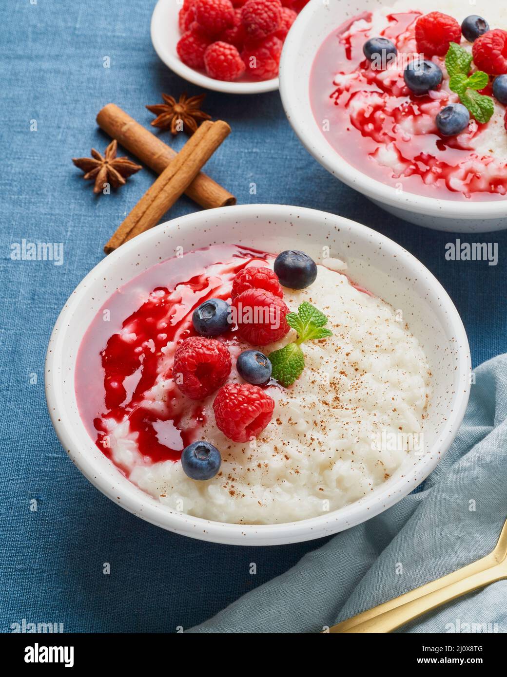 Riz au lait. Dessert de riz au lait français avec framboises, bleuets, baies, confiture. Banque D'Images