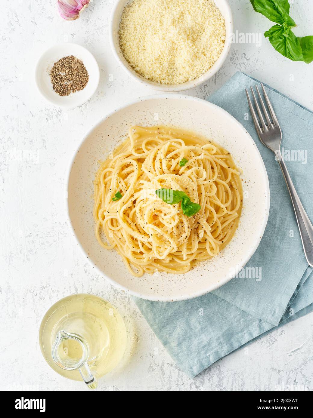 Pâtes cacio e pepe. Spaghetti au parmesan et au poivre. Banque D'Images