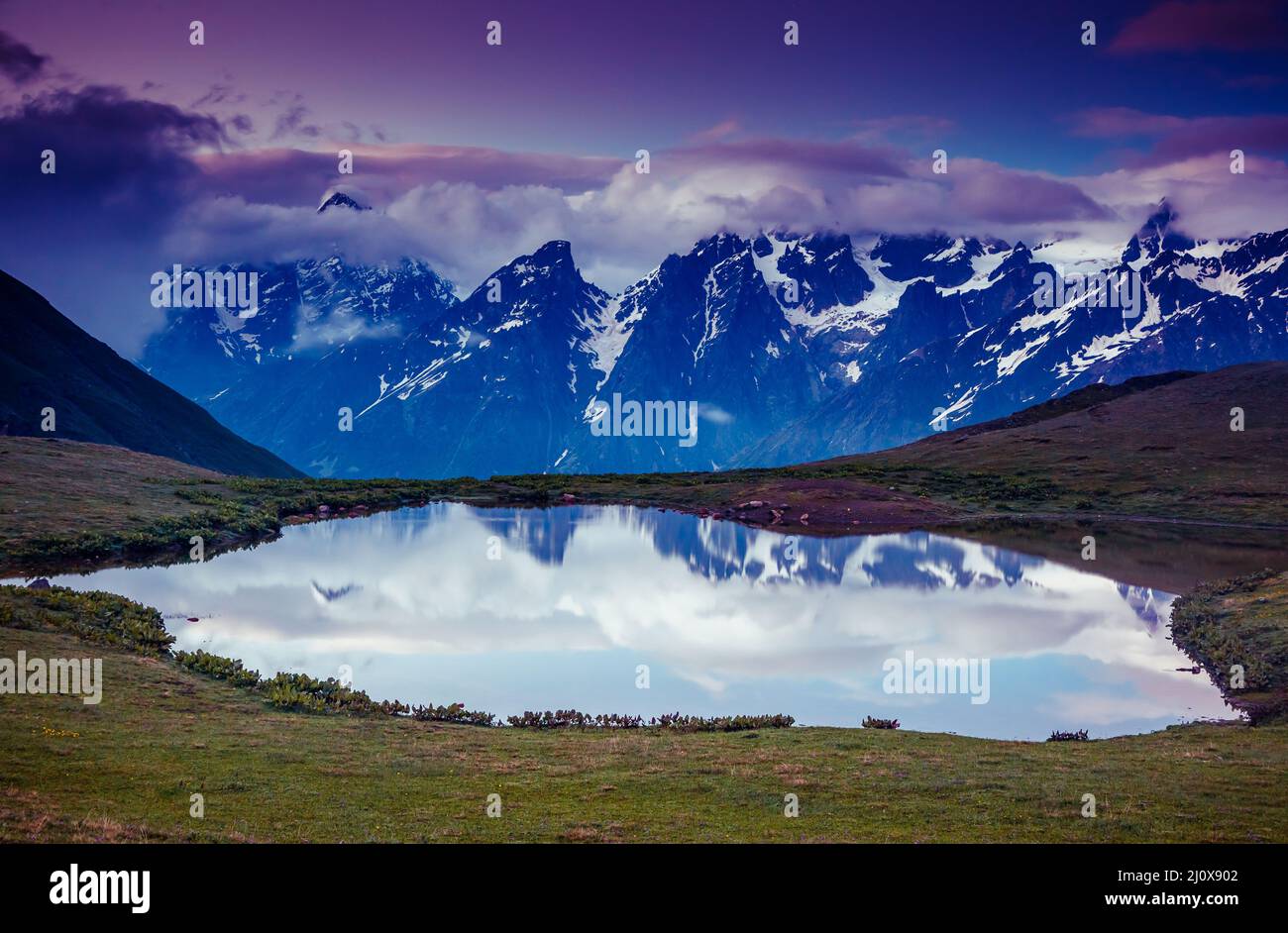 Paysage fantastique avec le lac Koruldi et ciel couvert au pied de Mt. Ushba. Haut Svaneti, Mestia, la Géorgie, l'Europe. Montagnes du Caucase. Beauté w Banque D'Images