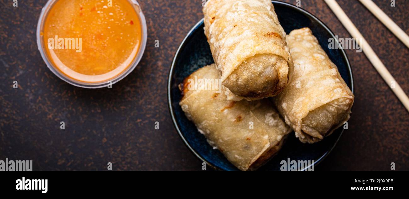 Plat traditionnel chinois, thaïlandais ou vietnamien rouleaux de printemps frits avec garniture sur l'assiette Banque D'Images