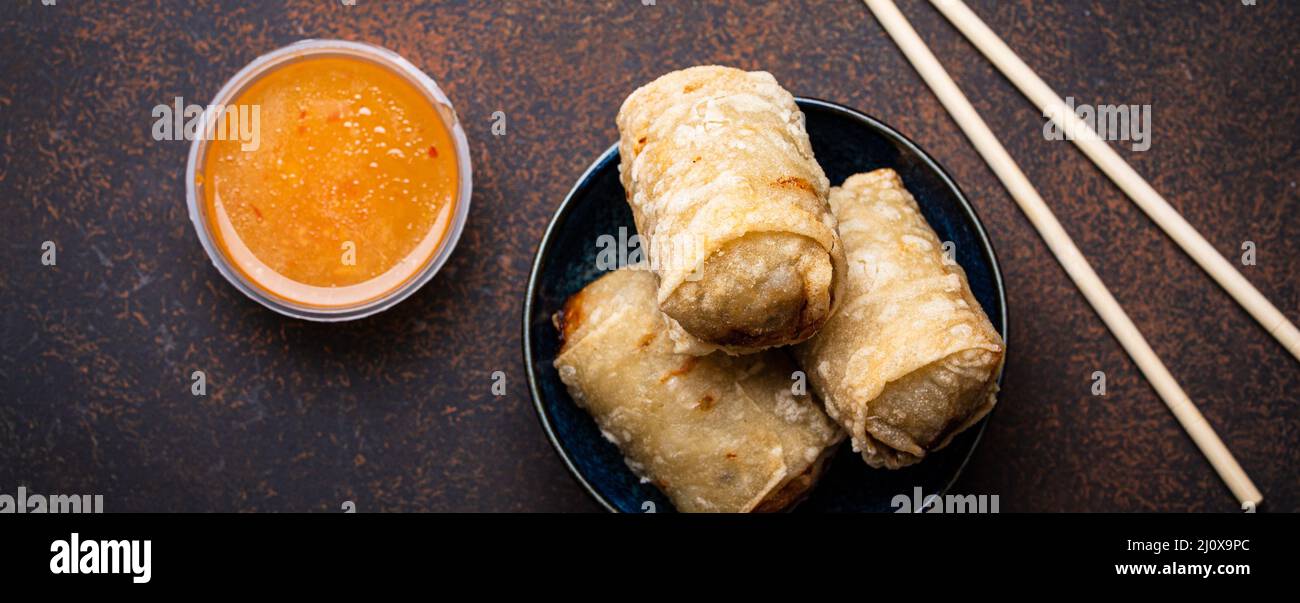 Plat traditionnel chinois, thaïlandais ou vietnamien rouleaux de printemps frits avec garniture sur l'assiette Banque D'Images