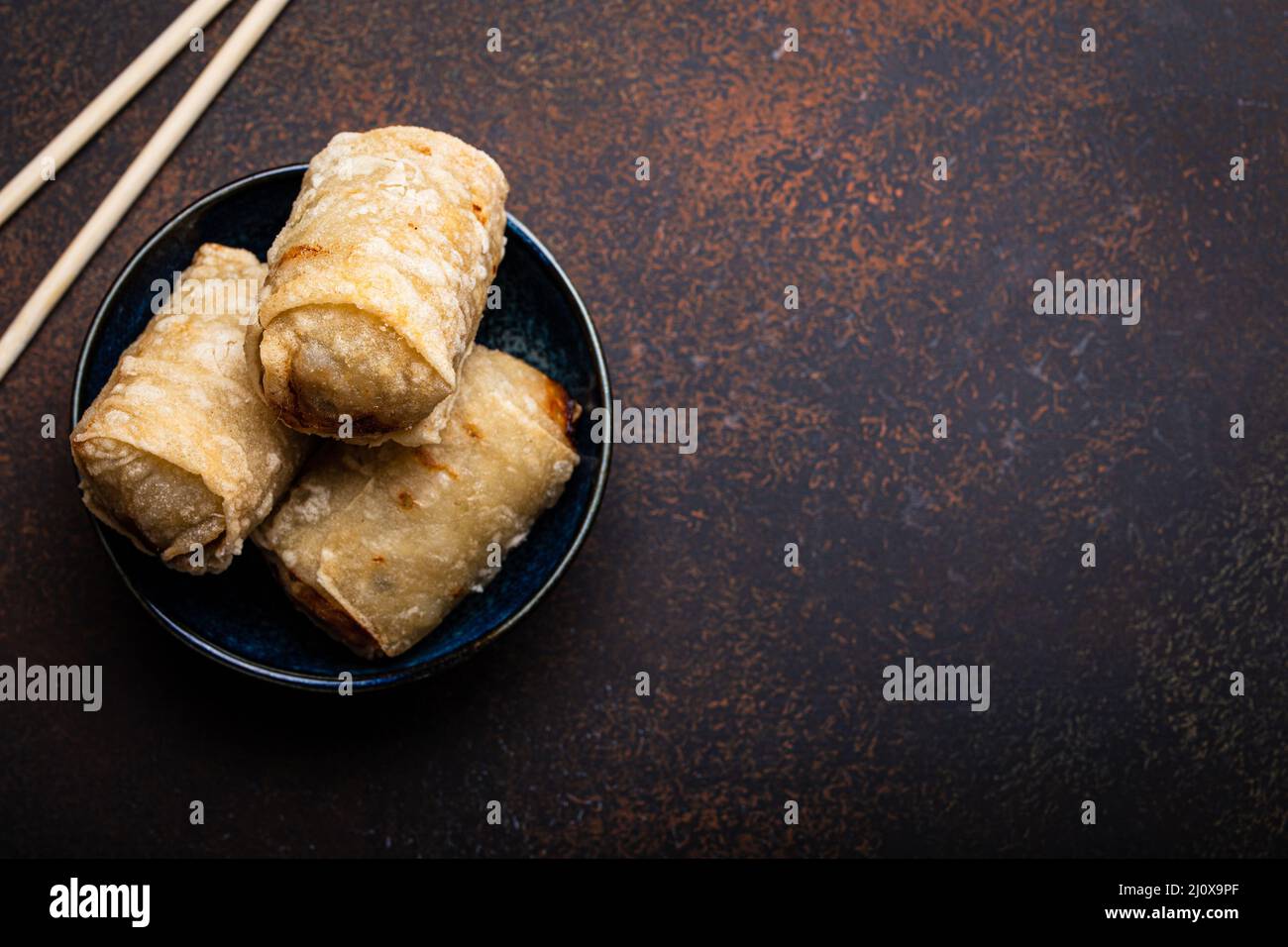 Plat traditionnel chinois, thaïlandais ou vietnamien rouleaux de printemps frits avec garniture sur l'assiette Banque D'Images