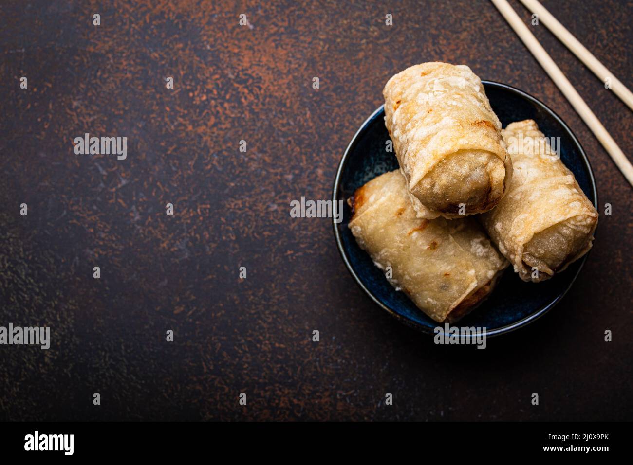 Plat traditionnel chinois, thaïlandais ou vietnamien rouleaux de printemps frits avec garniture sur l'assiette Banque D'Images