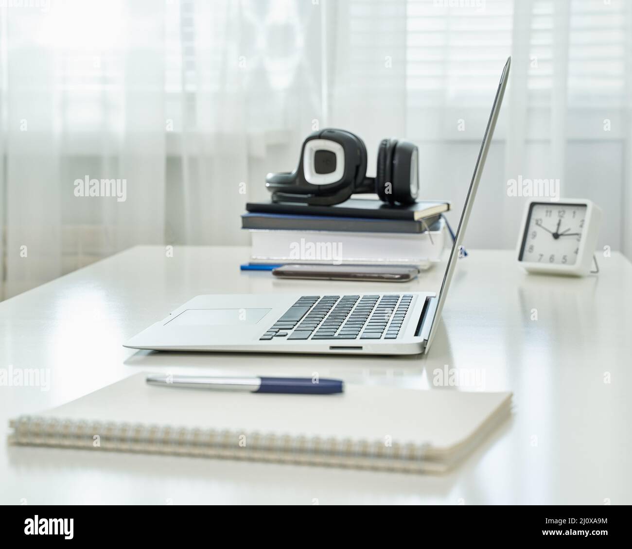 Bureau indépendant avec ordinateur portable. Enseignement à distance. Quarantaine, auto-isolement, sociophobie. Apprentissage en ligne Banque D'Images