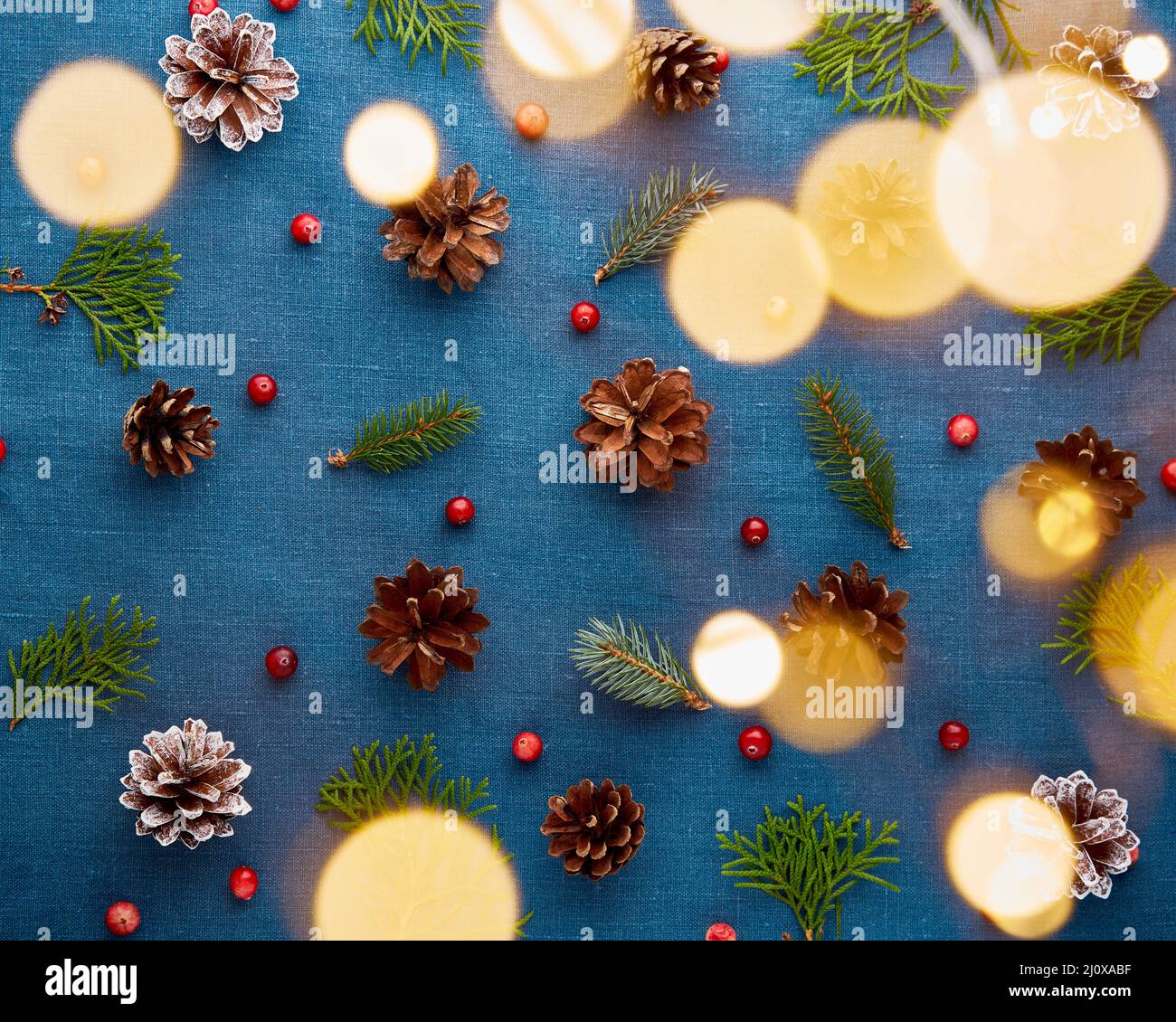 Noël et bonne année sur fond bleu foncé. Motif avec guirlande lumineuse dorée Banque D'Images