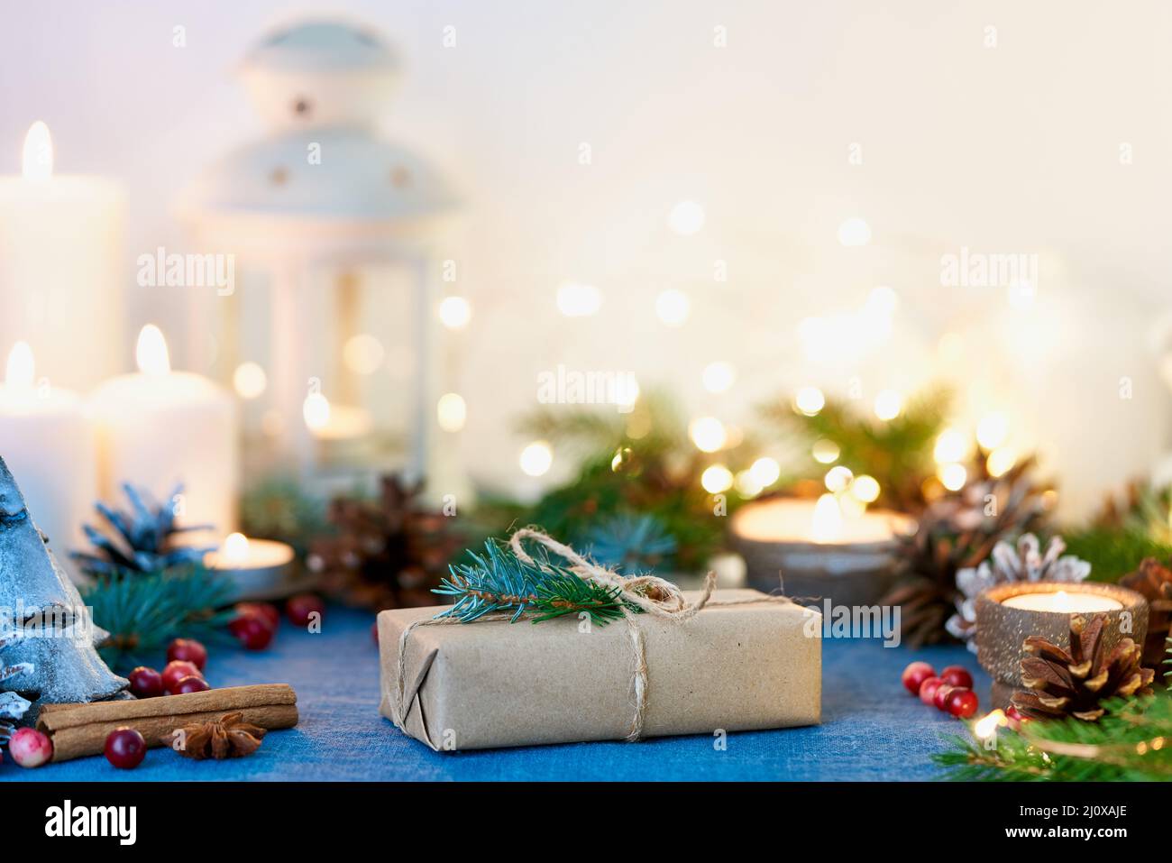 Arrière-plan de Noël avec boîte cadeau et décorations, bougies et guirlandes de lumières. Banque D'Images