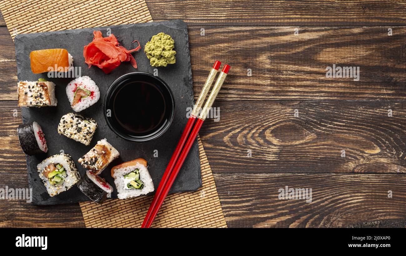 Palay plat mélange de rouleaux de sushi maki baguettes avec espace de copie. Concept de photo de haute qualité Banque D'Images