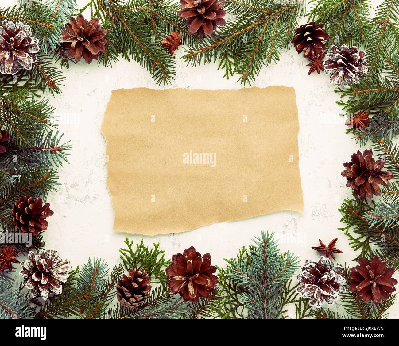 Noël et bonne année fond blanc avec papier artisanal pour le texte. Cadre pour la recette Banque D'Images