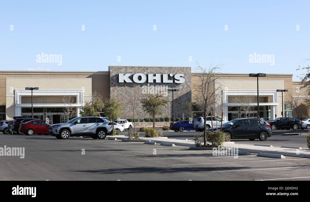 North Las Vegas, États-Unis. 20th mars 2022. Le logo de Kohl est visible à l'extérieur de leur magasin. Kohl est la plus grande chaîne de grands magasins aux États-Unis avec plus de 1100 magasins dans 49 États. Kohl's Corporation (KSS) a annoncé avoir été en contact avec plus de 20 acheteurs potentiels, montrant un grand intérêt pour la plus grande chaîne de grands magasins aux États-Unis. Crédit : SOPA Images Limited/Alamy Live News Banque D'Images