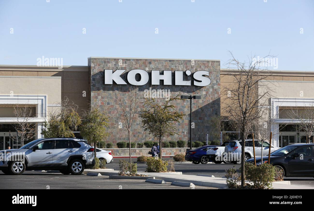 North Las Vegas, États-Unis. 20th mars 2022. Le logo de Kohl est visible à l'extérieur de leur magasin. Kohl est la plus grande chaîne de grands magasins aux États-Unis avec plus de 1100 magasins dans 49 États. Kohl's Corporation (KSS) a annoncé avoir été en contact avec plus de 20 acheteurs potentiels, montrant un grand intérêt pour la plus grande chaîne de grands magasins aux États-Unis. (Photo de Gabe Ginsberg/SOPA Images/Sipa USA) crédit: SIPA USA/Alay Live News Banque D'Images