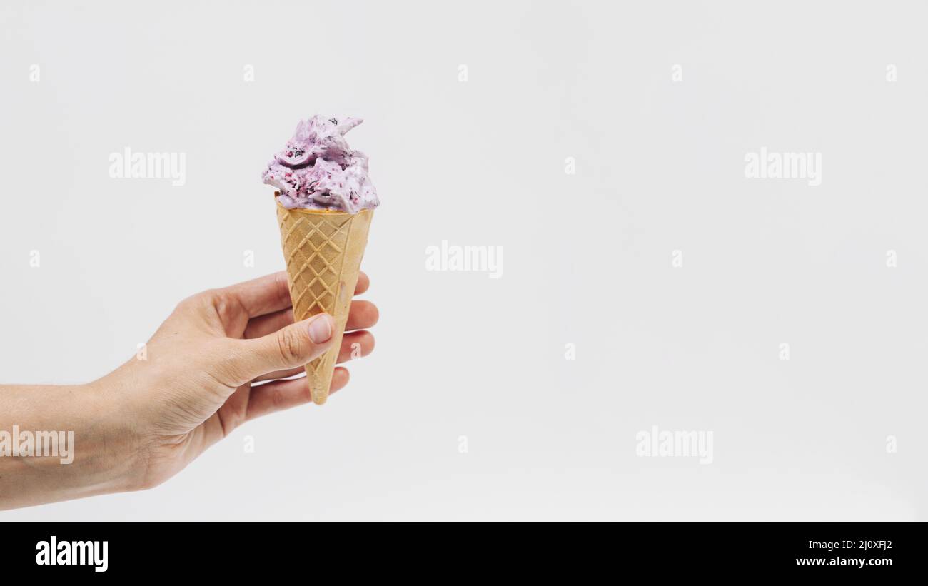 Gobelet de cachets à crème glacée à la main humaine Banque D'Images