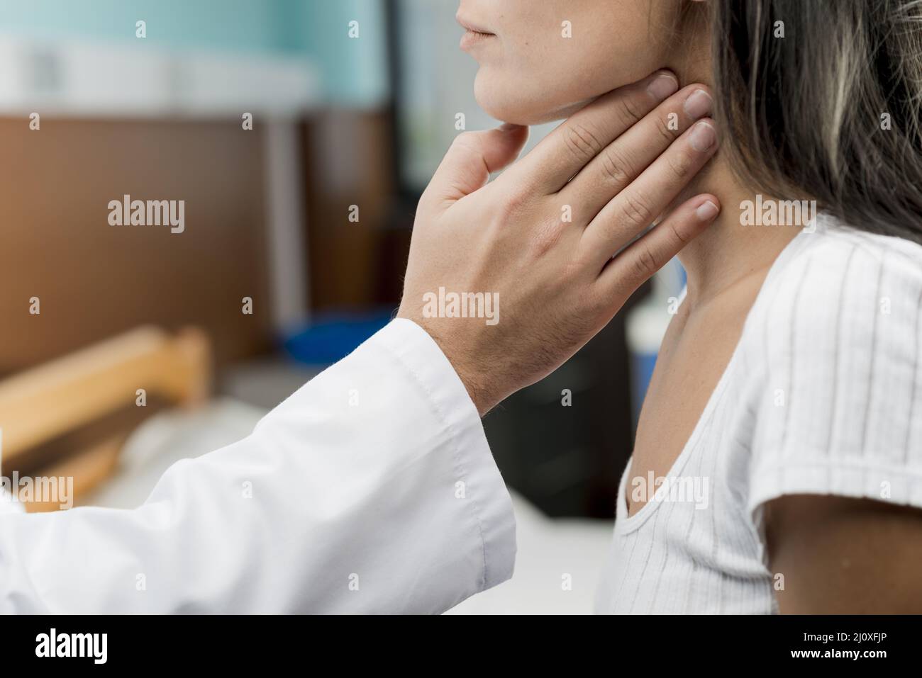 La main touche le patient de la gorge. Concept de photo de haute qualité Banque D'Images