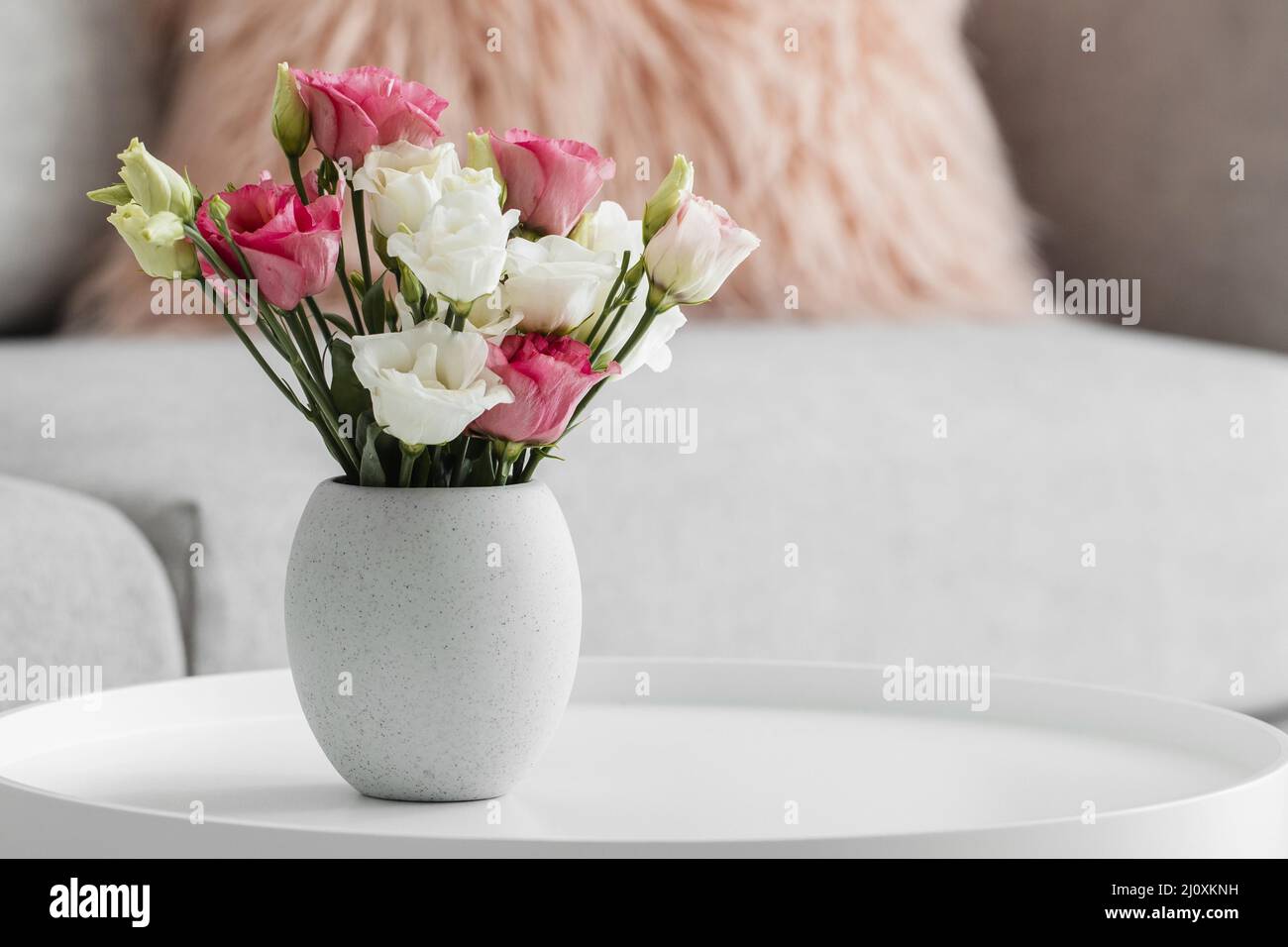 Bouquet de roses vase avec espace de copie. Concept de photo de haute qualité Banque D'Images