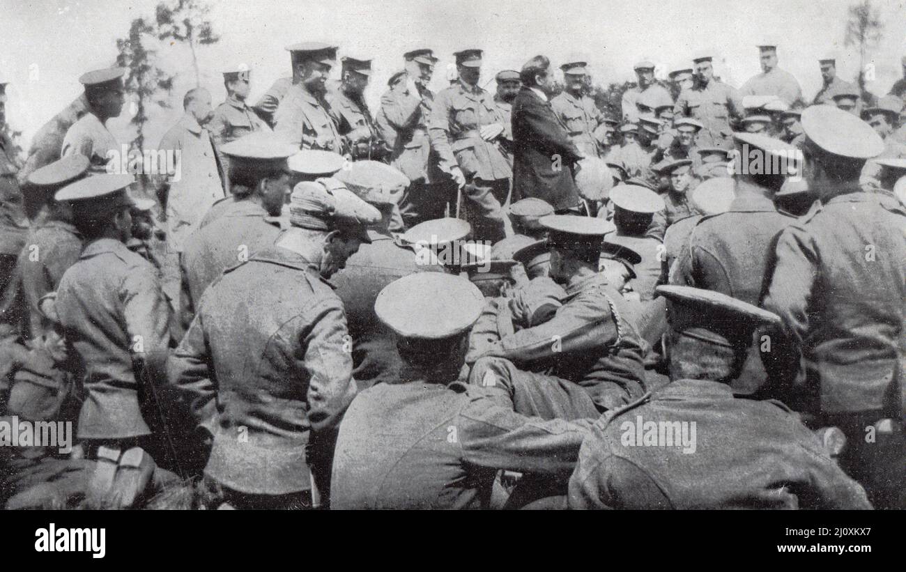 Ben Tillett, activiste et homme politique de l'Union, s'adressant aux soldats britanniques sur le front occidental, 1915. Photographie en noir et blanc Banque D'Images