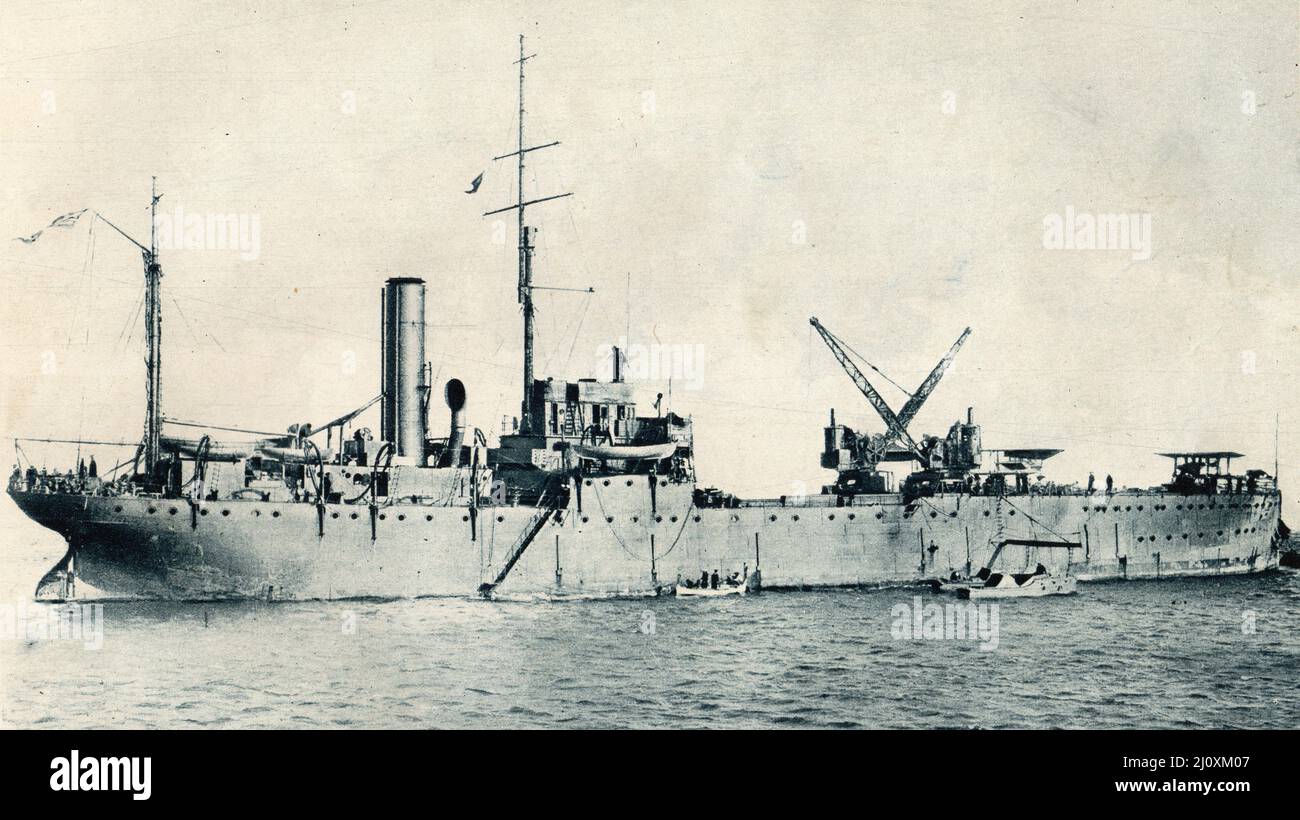 HMS Ark Royal, le premier navire conçu comme un porte-avions, 1915. Photographie en noir et blanc Banque D'Images