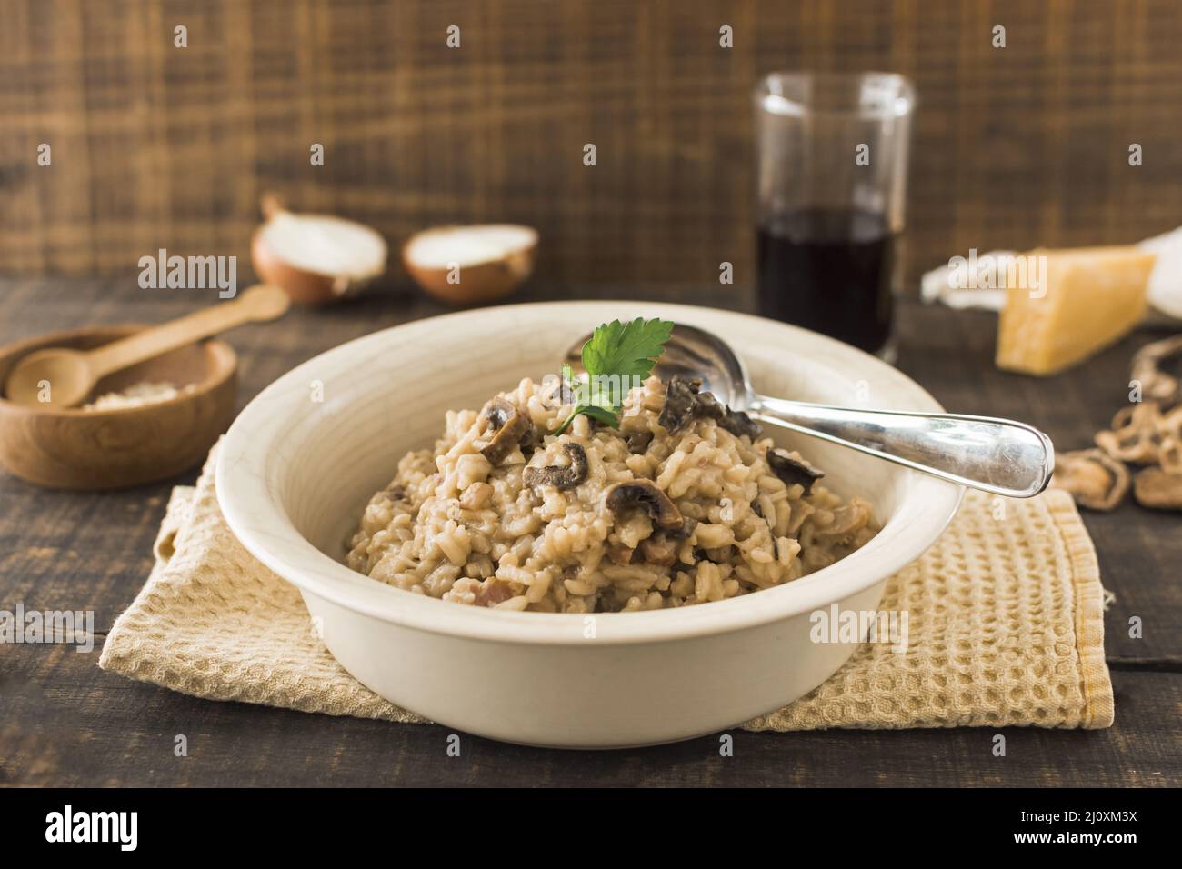 Gros plan sur le bol blanc de risotto aux champignons avec une table de serviettes à cuillère. Concept de photo de haute qualité Banque D'Images