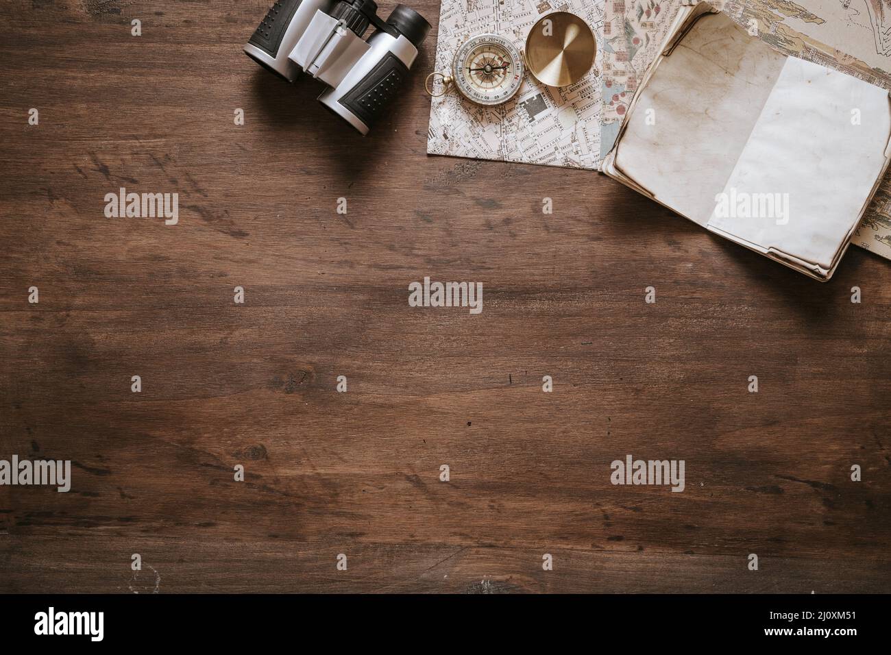 Concept de bureau vintage avec espace publicitaire. Concept de photo de haute qualité Banque D'Images