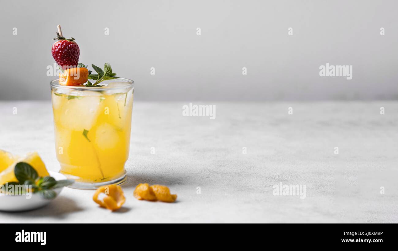 Délicieux cocktail fruité avec espace copie Banque D'Images