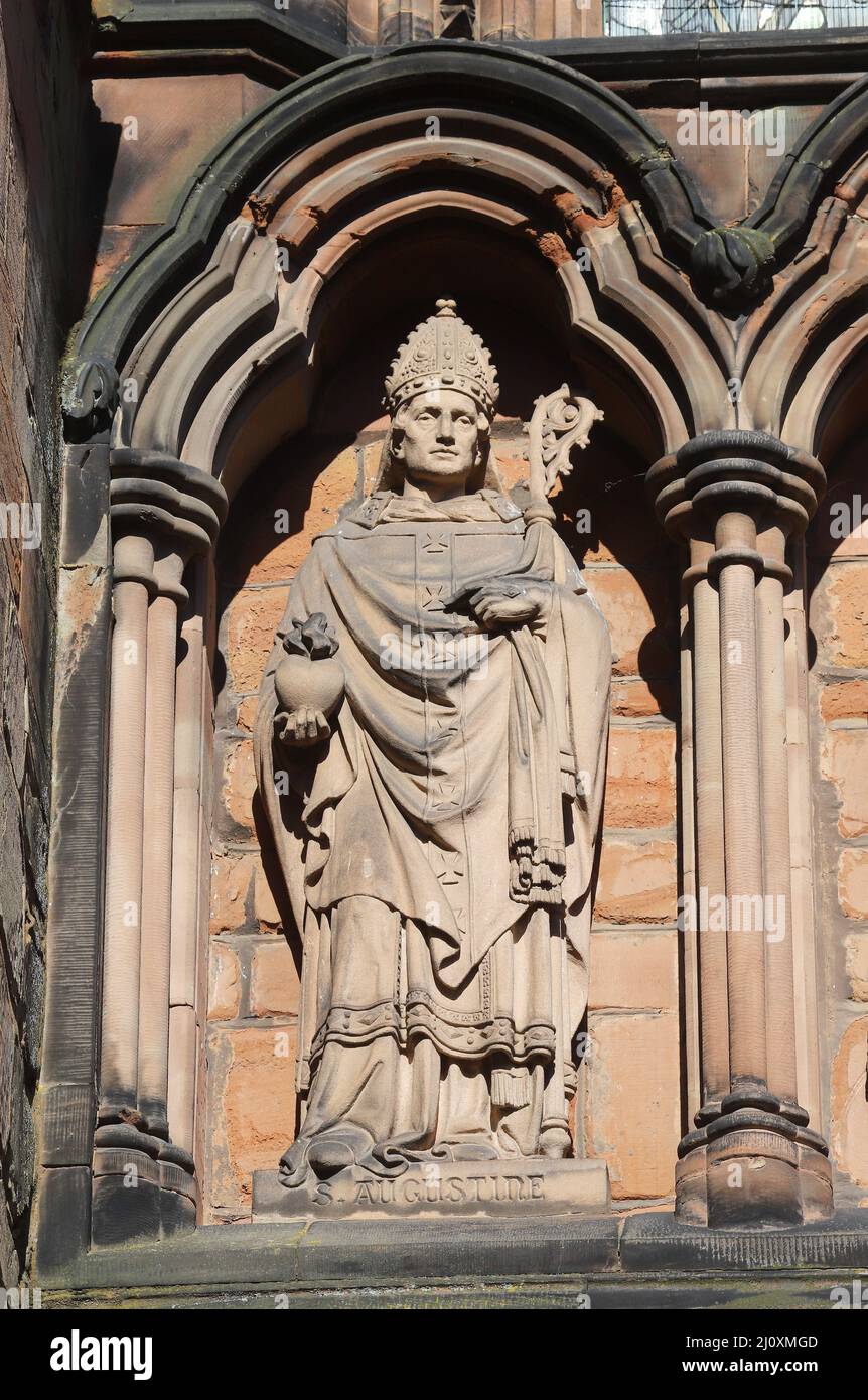 Statue de Saint Augustin, archevêque de Canterbury au-dessus de la porte sud de la cathédrale de Lichfield Banque D'Images