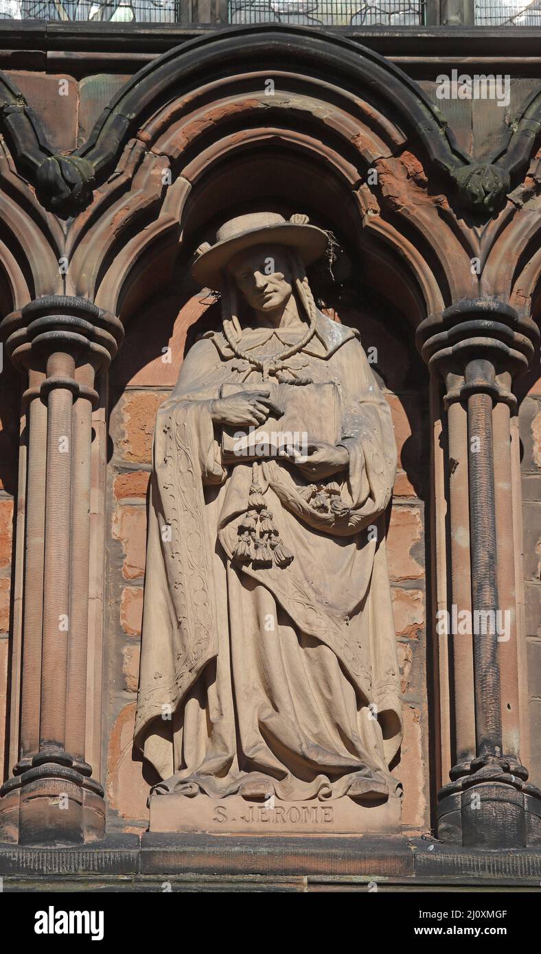 Statue de Saint Jérôme au-dessus de la porte sud de la cathédrale de Lichfield Banque D'Images
