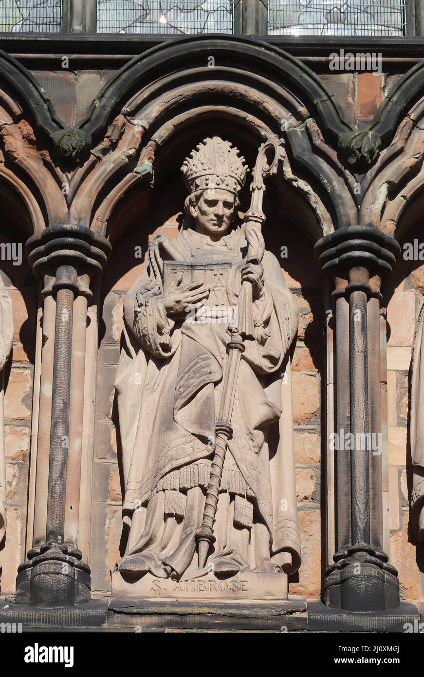 Statue de Saint Ambrose, évêque de Milan, au-dessus de la porte sud de la cathédrale de Lichfield Banque D'Images