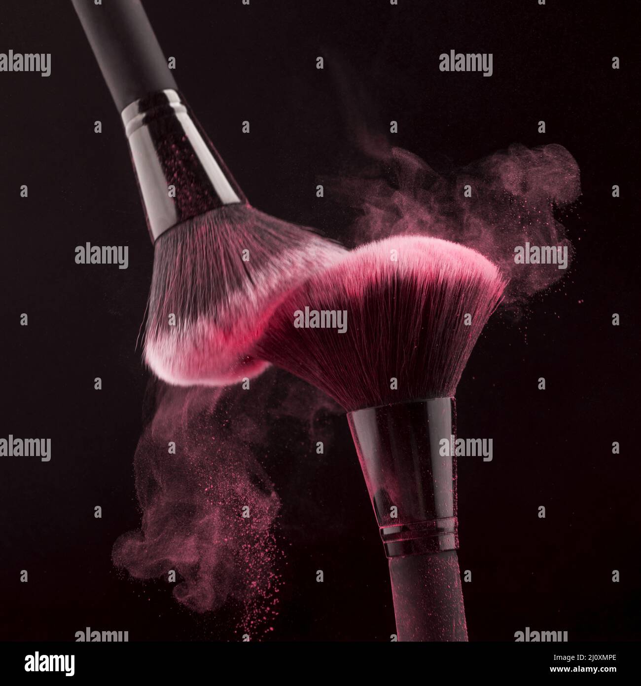 Pinceaux de maquillage en poudre rose tourbillonnante photo sur pik. Concept de photo de haute qualité Banque D'Images