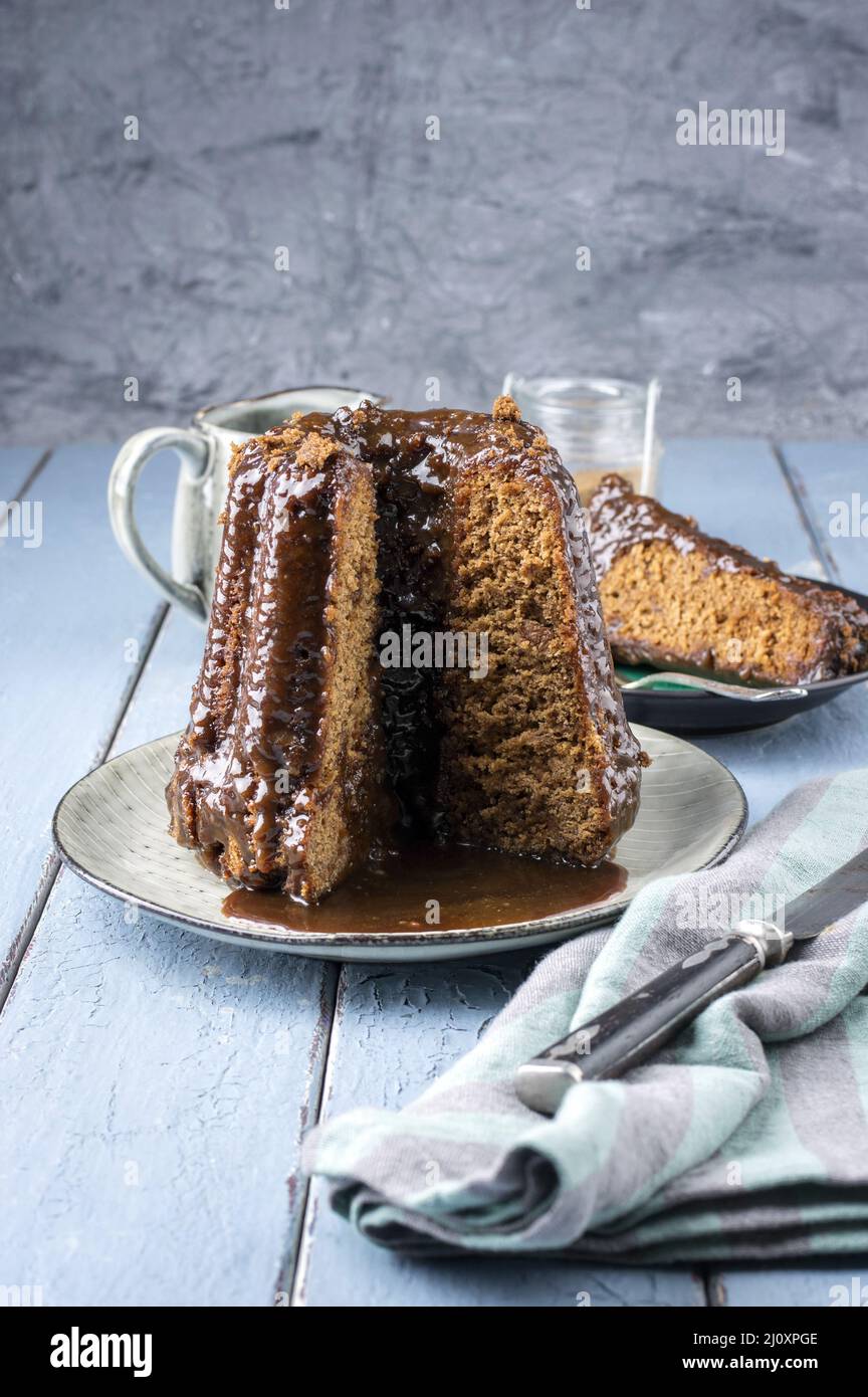 Pudding anglais traditionnel avec glaçage au caramel servi en gros plan sur une assiette design Banque D'Images