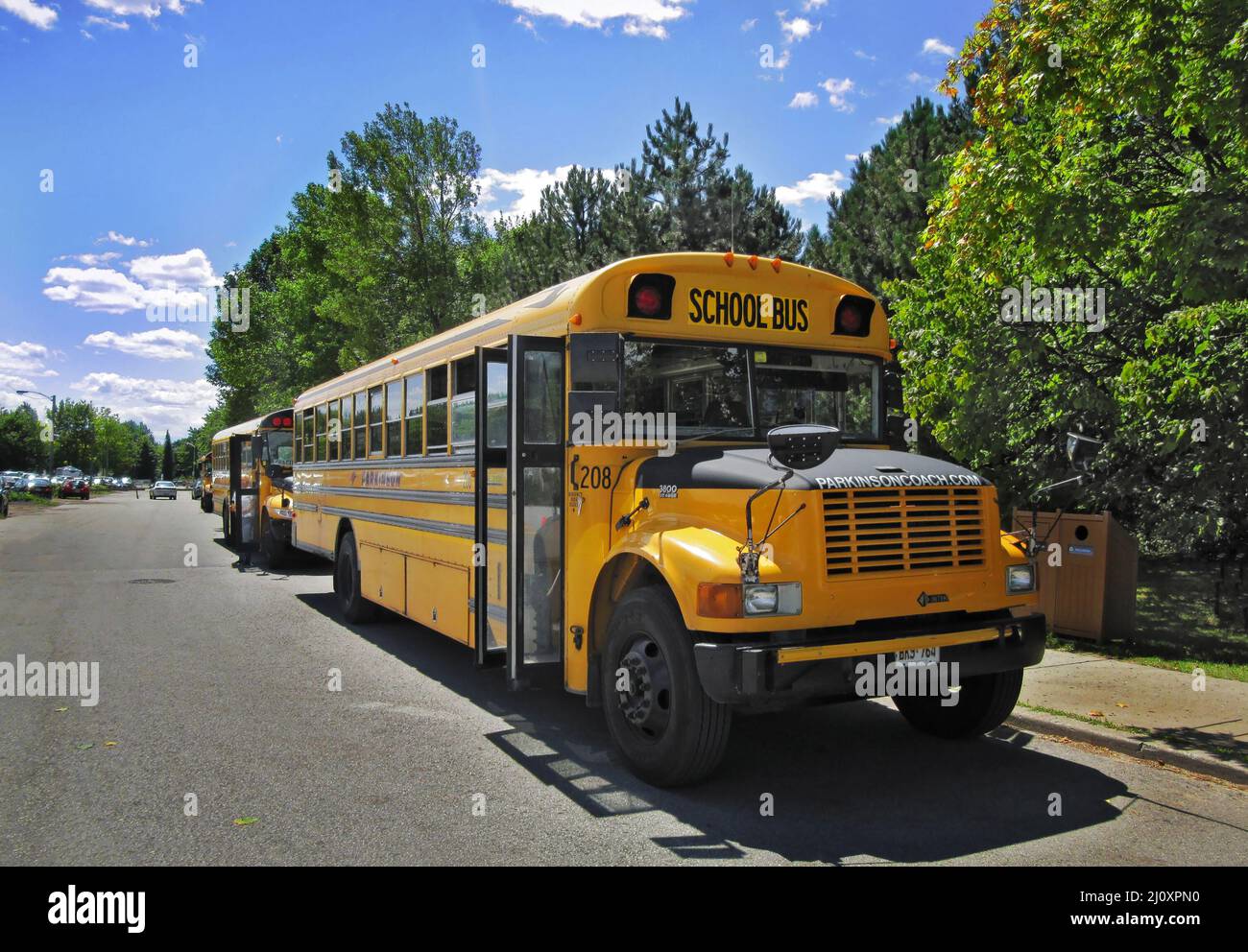 TORONTO, CANADA - 08 11 2011 : autobus scolaire qui attend les enfants à côté du musée du village des pionniers de Black Creek, à Toronto Banque D'Images