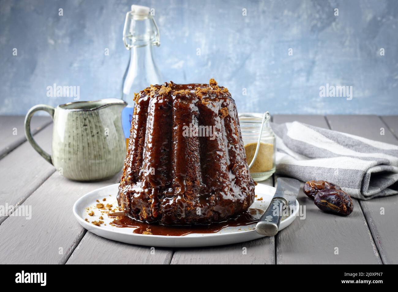 Pudding anglais traditionnel avec glaçage au caramel servi en gros plan sur une assiette design Banque D'Images