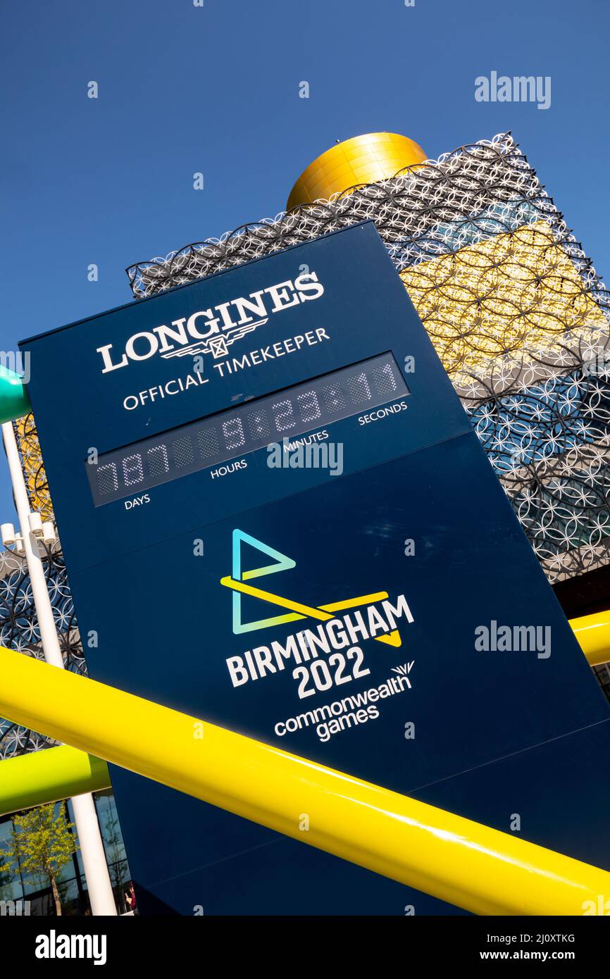 UK Birmingham City Centre au soleil avec la régénération de la place du Centenaire avec le compte à rebours des Jeux du Commonwealth, photo par Shaun Fellows Banque D'Images