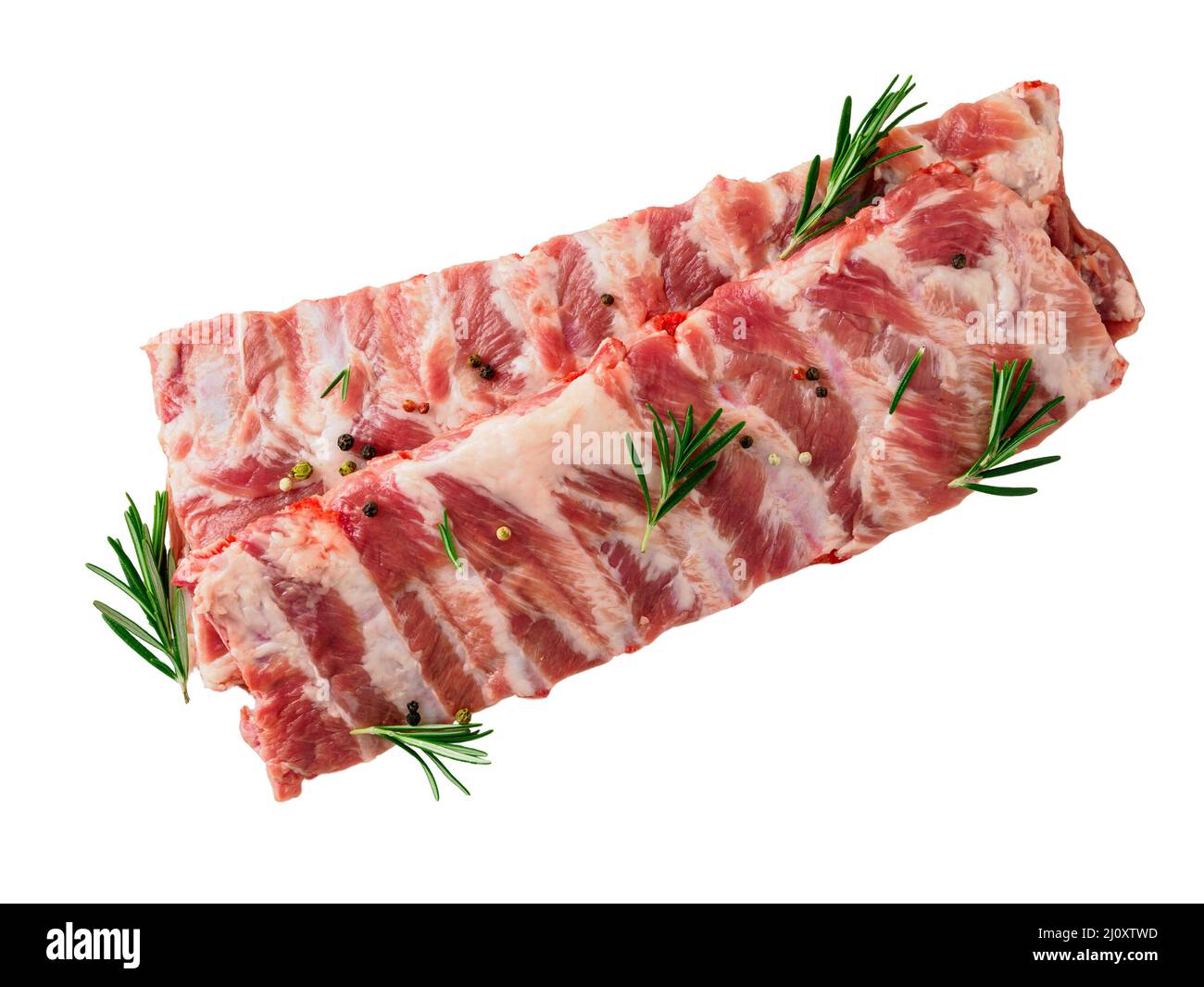 Image isolée de côtes de porc crues avec assaisonnement au romarin, poivre sur fond blanc, vue de dessus Banque D'Images