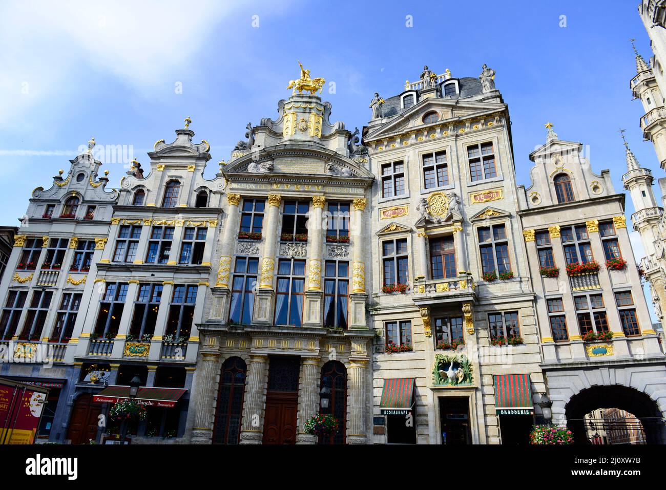 La statue équestre de Charles-Alexandre de Lorraine au sommet de la Maison de l'Arbre d'Or, dans la grande place de Bruxelles, Belgique. Banque D'Images