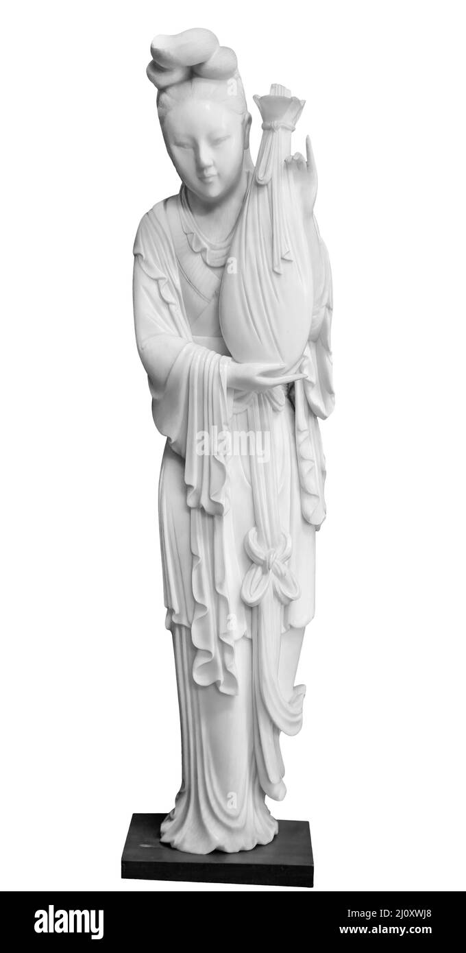 Geisha figurine en robe nationale, kimono cheveux traditionnels, ventilateur dans la main. Poupée souvenir, isolée sur fond blanc avec cl Banque D'Images