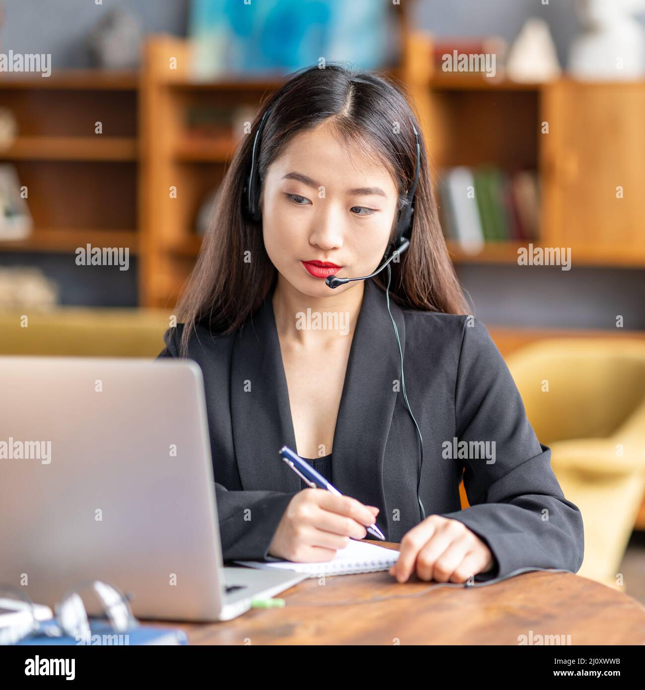 Femme asiatique étudiant cours en ligne, enseignement à distance sur ordinateur portable Banque D'Images