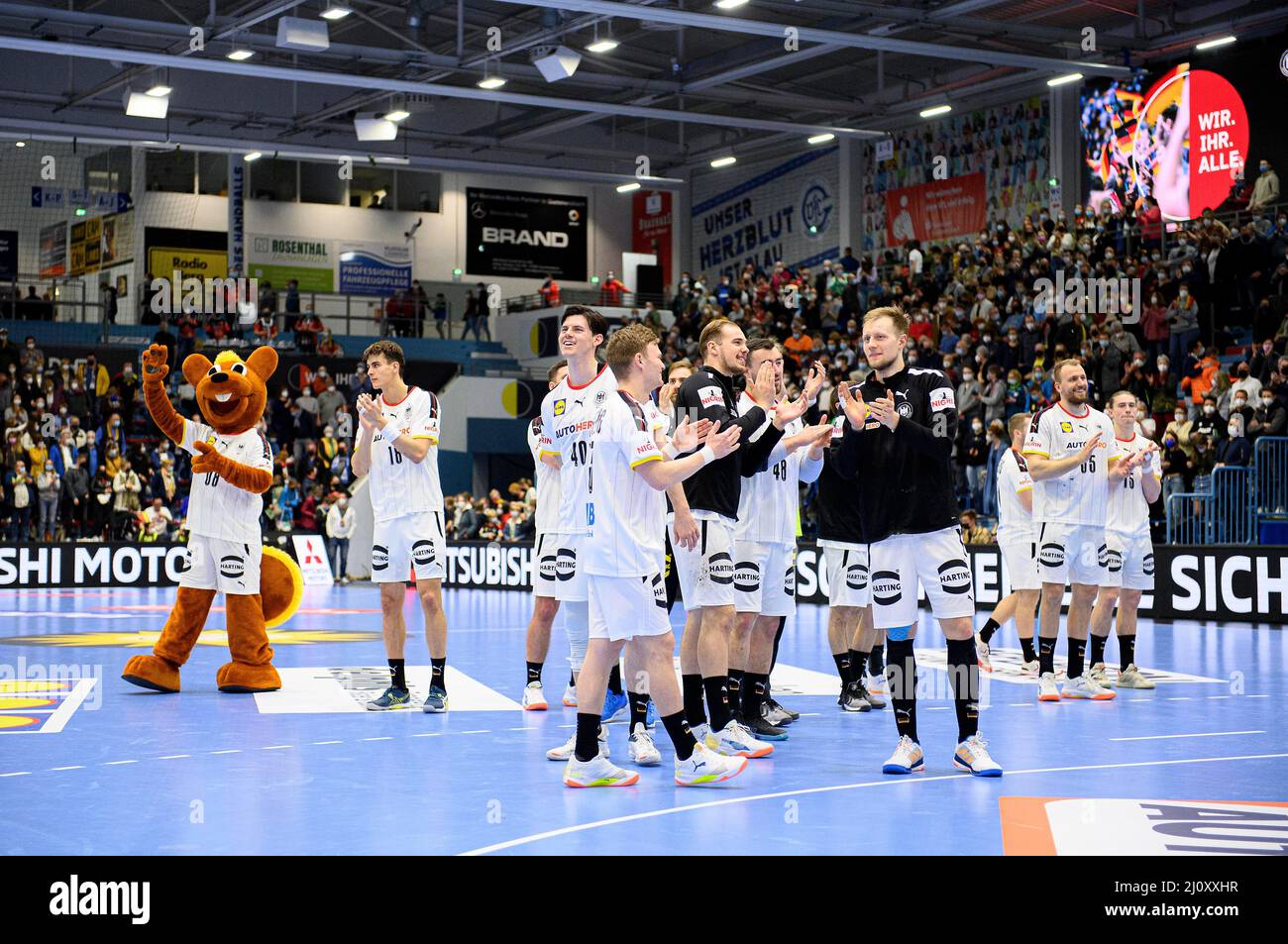Team Germany remercie les fans après le match, mascotte Hanniball, Julian KOESTER (Köster) (GER), Simon ERNST (GER), Timo KASTENING (GER)m Tim ZECHEL (GER), Luca WITZKE (GER), Julius KUEHN (KÃ_GER), match de handball country pour hommes, match amical de Gummerbach (Allemagne), 19th mars 2022, Hongrie (Kümbach). Â Banque D'Images