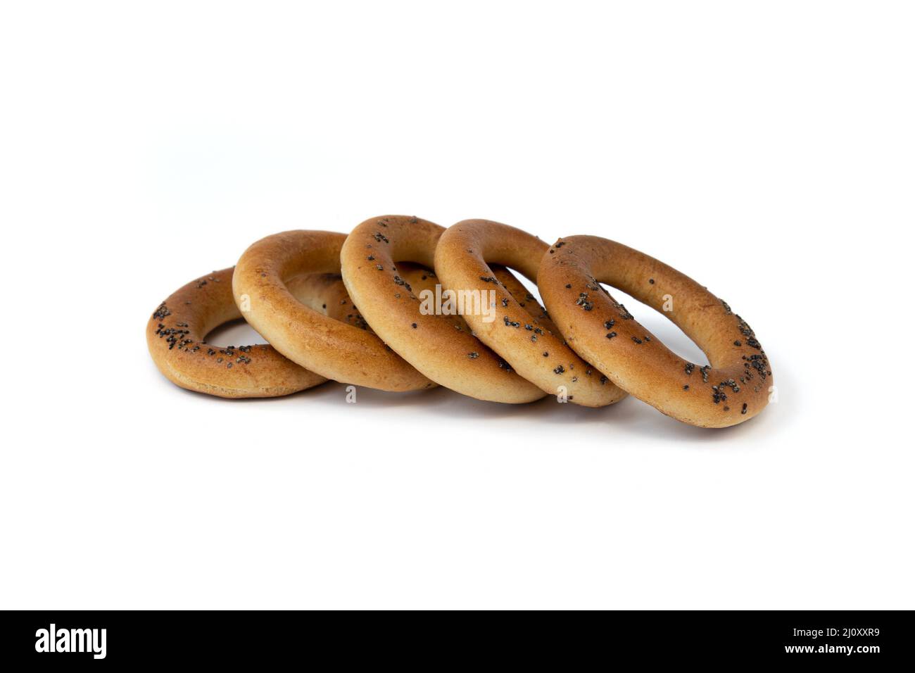 groupe de bagels avec graines de pavot isolées sur fond blanc, vue latérale, concept de boulangerie alimentaire Banque D'Images