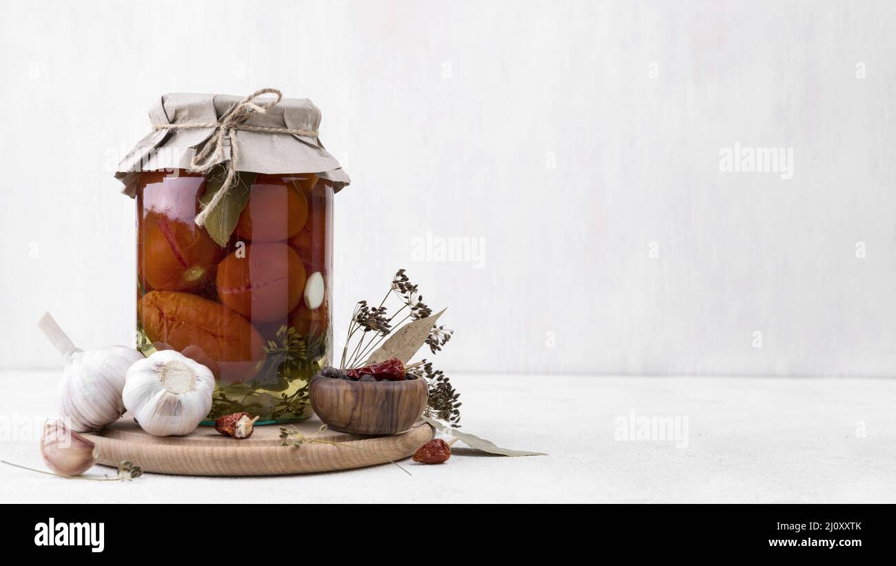 Pot avec légumes conservés . Photo de haute qualité Banque D'Images