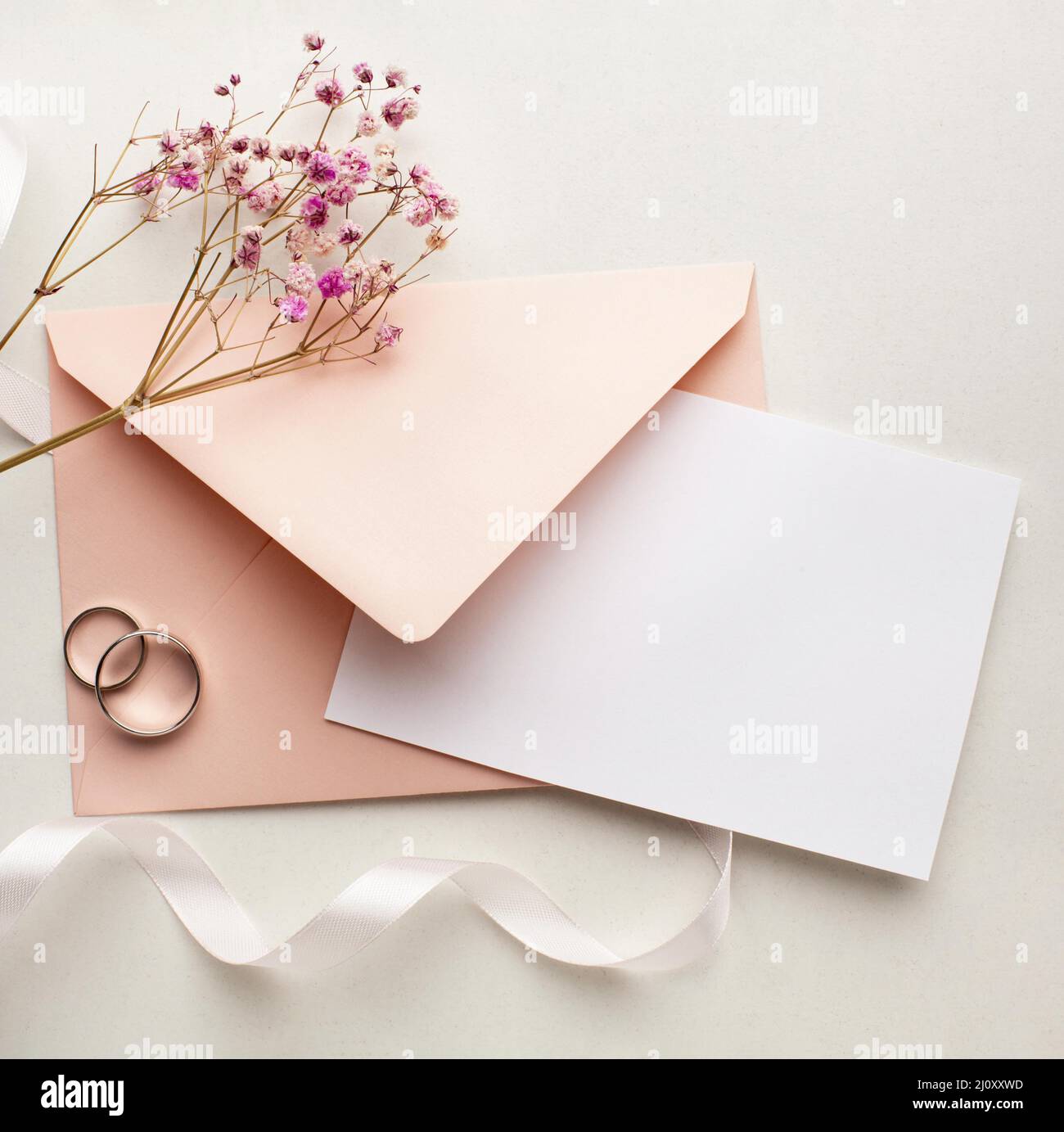 Enveloppe fleurs roses Save date mariage concept. Photo de haute qualité Banque D'Images