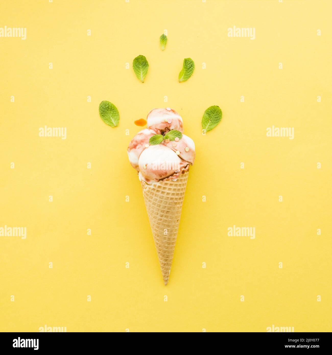 Cornet de gaufres à la crème glacée avec sirop de menthe. Photo de haute qualité Banque D'Images