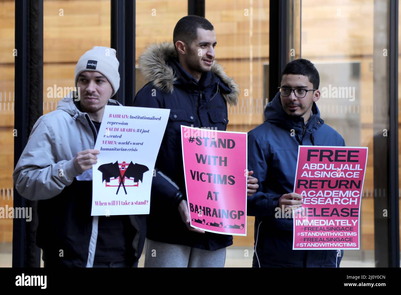 Les manifestants devant les bureaux de Formule 1 dans le centre de Londres, au Royaume-Uni, le 18 mars 2022, devant le Grand prix de Formule 1 à Bahreïn Banque D'Images