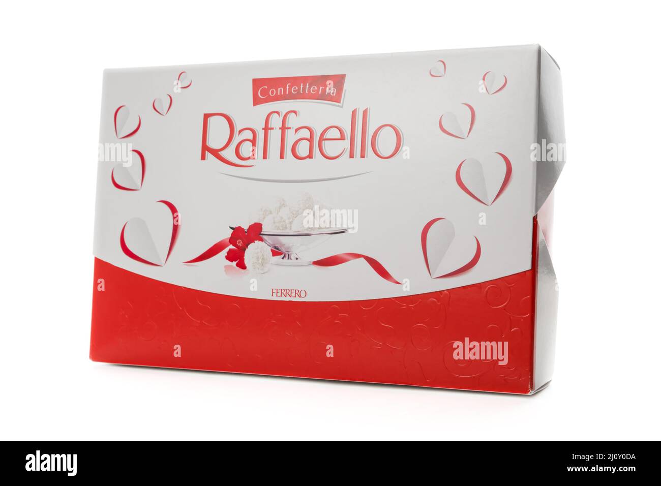 Boîte rectangulaire de Raffaello. Bonbons au chocolat avec amandes en copeaux de coco isolés sur fond blanc. Russie, Krasnodar, 18 février 2022 Banque D'Images