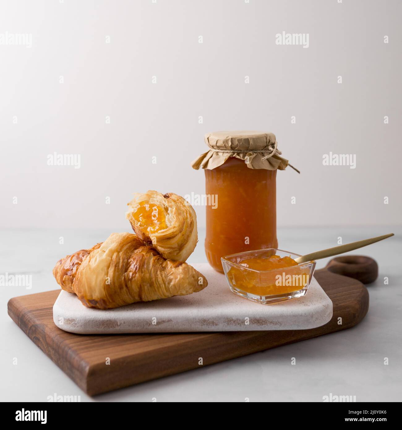 Petit-déjeuner avec croissant français. Photo de haute qualité Banque D'Images